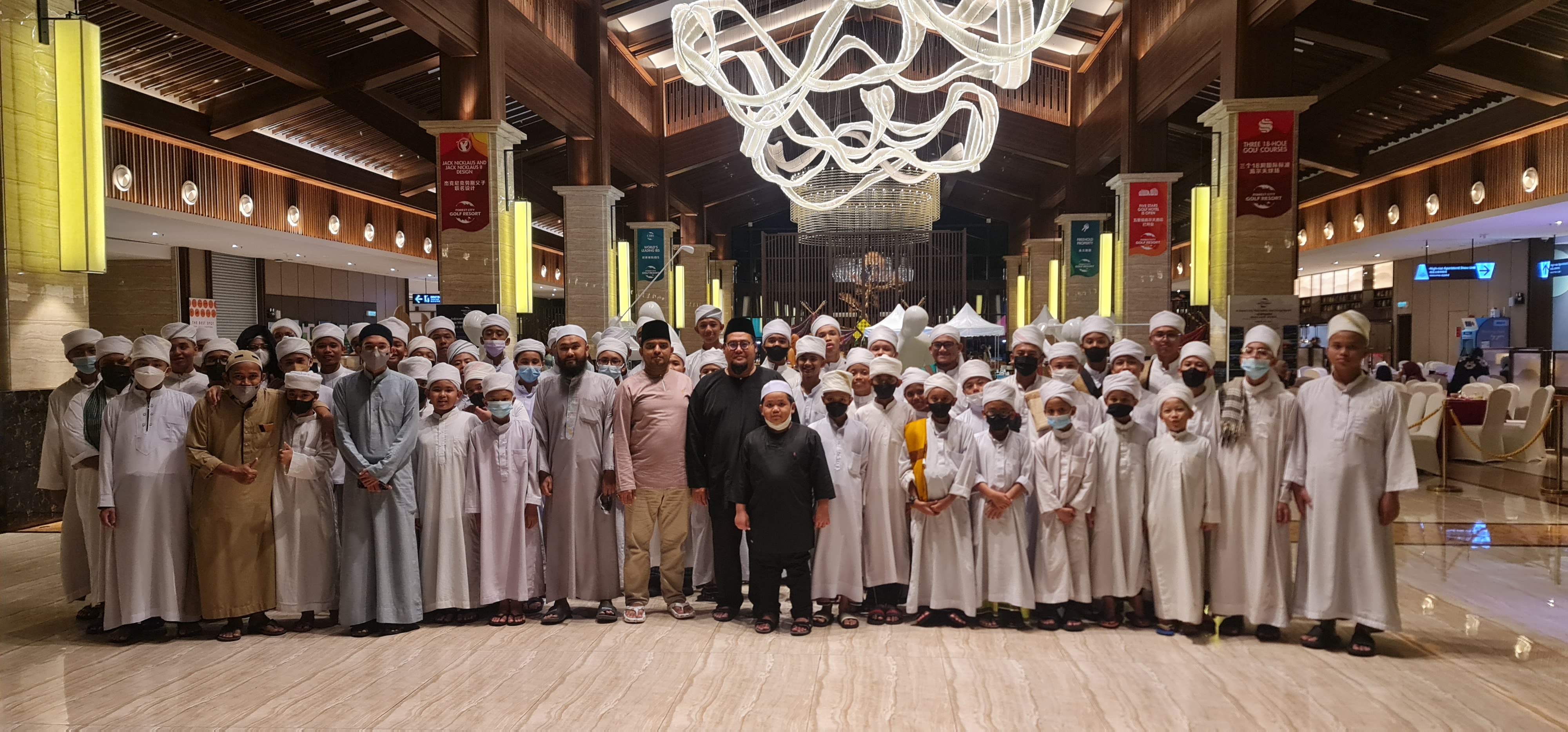 Ir.Hj. Syarul Izam (中)在活動結(jié)束后與學(xué)生們合影