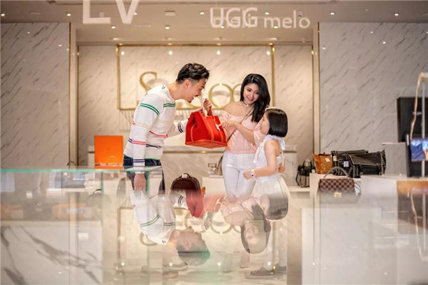 在森林城市免稅商店購(gòu)物的一家人