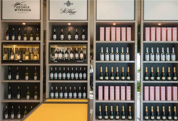 酒店內(nèi)擺放著各式各樣的酒