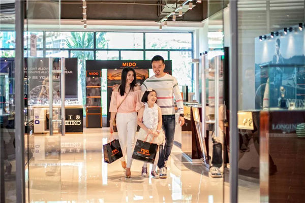 一家三口在濱海商業(yè)街逛名表店
